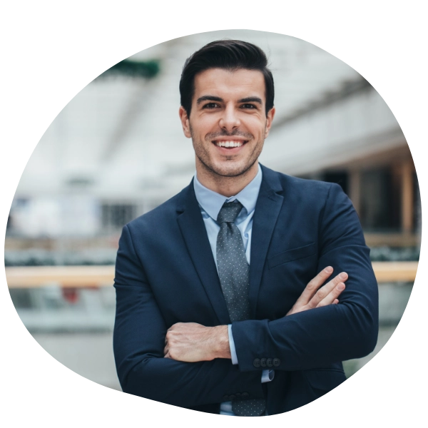 Equipo de profesionales colaborando con tecnología avanzada de IA