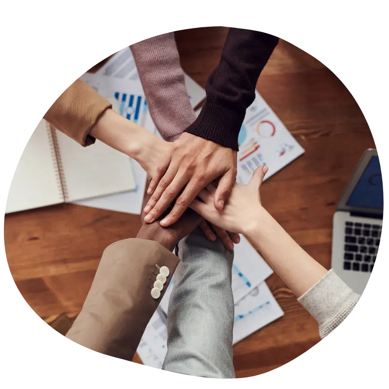 Equipo de profesionales colaborando con tecnología avanzada de IA