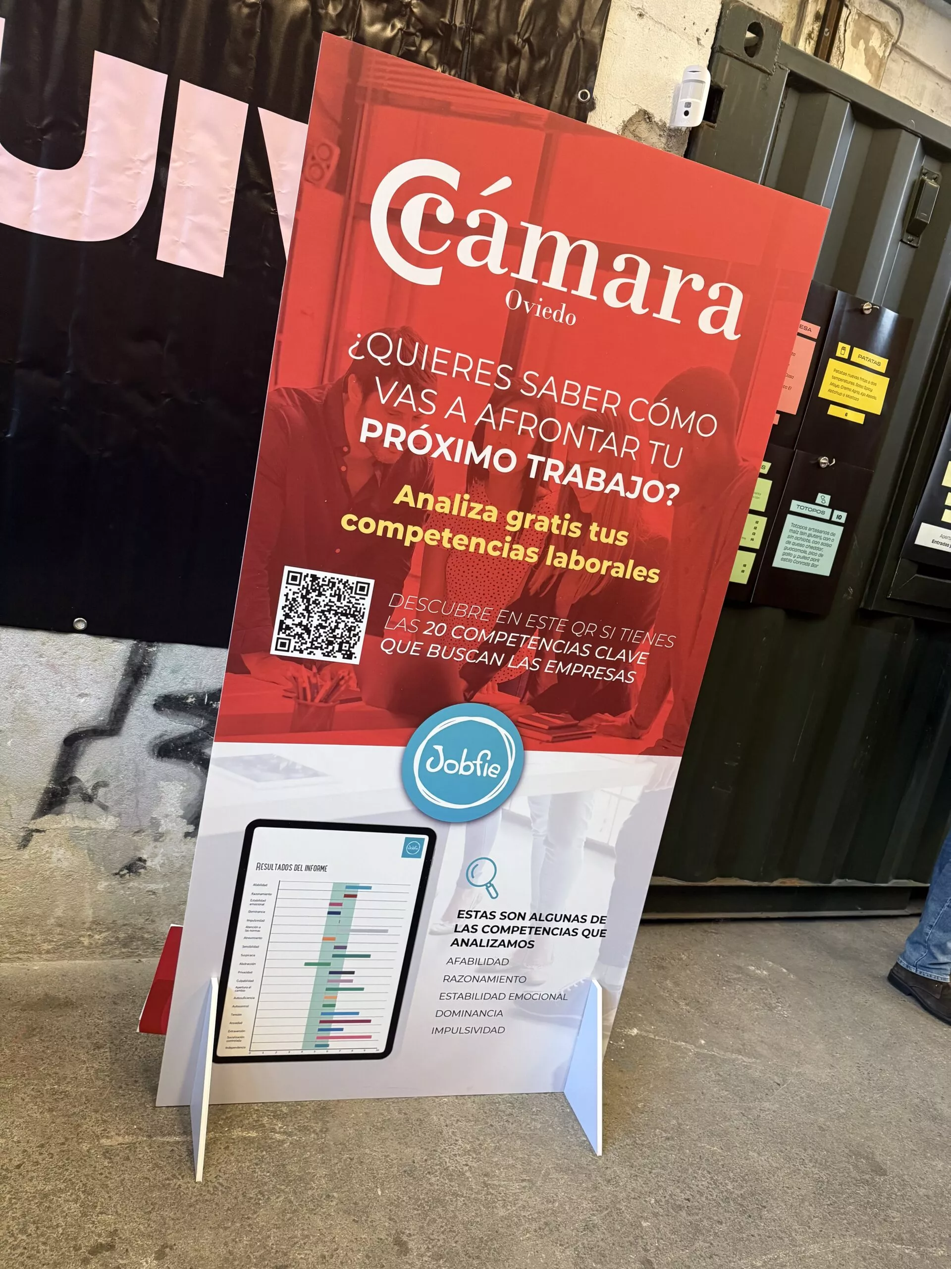 Tótem interactivo con código QR en una feria de empleo