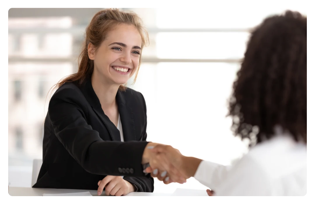 Experto en RRHH revisando un CV