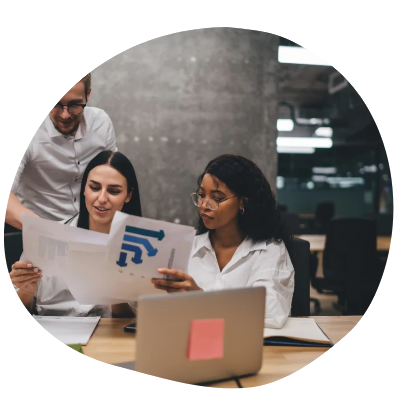 Equipo de profesionales colaborando con tecnología avanzada de IA